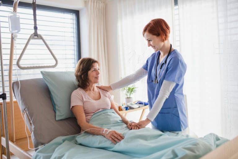 Eine Krankenschwester kümmert sich fürsorglich um eine Patientin im Krankenhaus.
