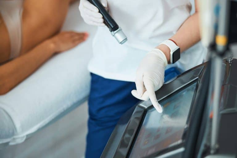 Patientin bekommt eine Dialyse im Krankenhaus
